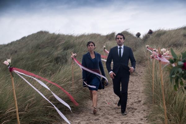 Bild 1 von 8: Für Inas Tante Marion geht ein Traum in Erfüllung - eine Hochzeit am Strand: Ina (Julia Brendler) und Hinnerk (Oliver Wnuk) eilen in feinster Kleidung durch die Dünen, denn heute sind sie Trauzeugen und nicht Ermittler.