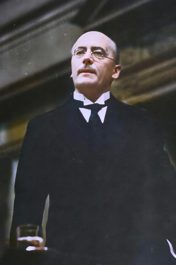 Bild 1 von 4: Die Parteien der demokratischen Mitte können die Wirtschaft nicht stabilisieren. Im Sommer 1931 müssen mehrere große Bankhäuser ihre Zahlungsunfähigkeit erklären.