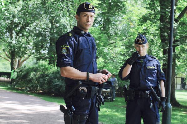 Bild 1 von 3: Nachdem ein zunächst unscheinbarer Notruf eine tragische Wendung genommen hatte, müssen Sara (Amanda Jansson) und Magnus (Oscar Töringe) den Angehörigen die schlechten Nachrichten überbringen. Doch Magnus scheint, als wäre er neben der Spur.