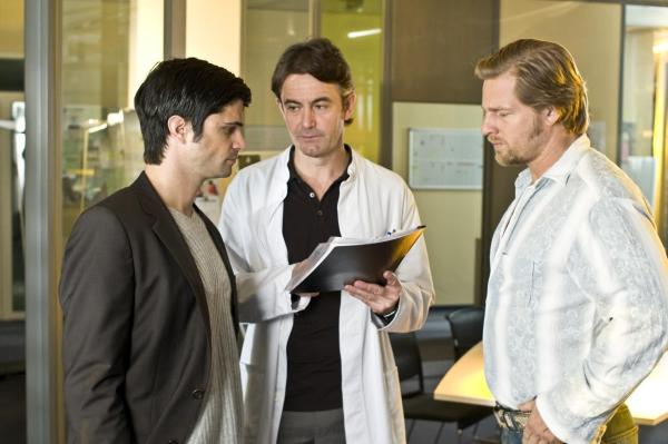 Bild 1 von 27: Pathologe Roland Meisner (Robert Lohr, M.) kann du die Tatzeit auf wenige Stunden eingrenzen und kennt die Mordwaffe. Jetzt müssen nur Andreas (Maximilian Grill, l.) und Mick (Henning Baum, r.) den Mörder fassen. Doch das ist gar nicht so einfach ...