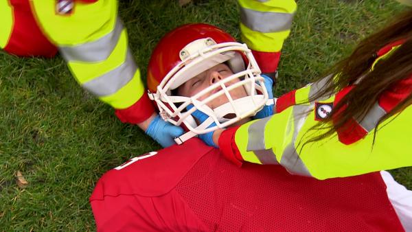 Bild 1 von 2: Außerdem bricht ein junger Footballspieler beim Training plötzlich zusammen.