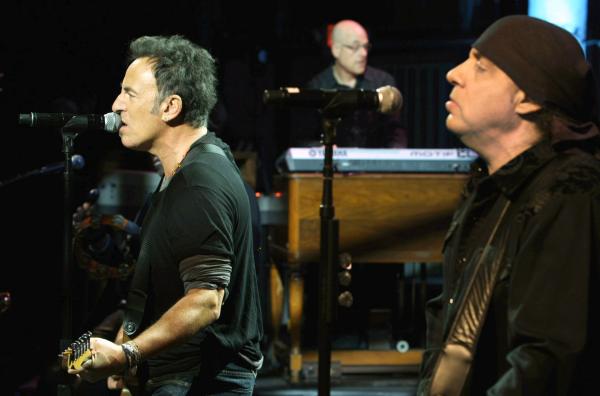Bild 1 von 4: Bruce Springsteen (li.) und die E Street Band spielen ihr Album ?Darkness on the Edge of Town? 30 Jahre nach seiner Veröffentlichung im Paramount Theatre in Asbury Park, New Jersey.