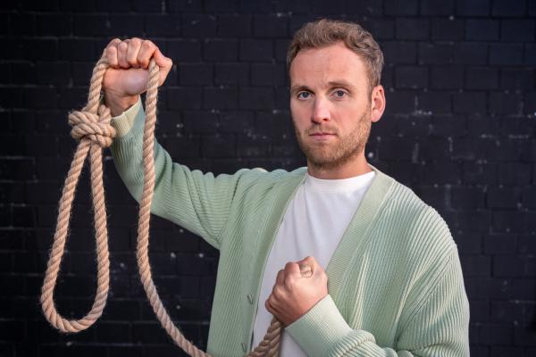 Bild 1 von 2: Können Geiseln tatsächlich Zuneigung für ihre Entführer entwickeln - vielleicht sogar Liebe? Psychologe Leon Windscheid beleuchtet das sogenannte Stockholm-Syndrom und zeigt, wie Todesangst unser Denken und Fühlen beeinflusst.