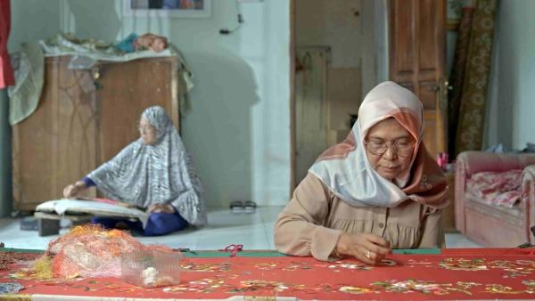 Bild 1 von 4: In Koto Gadang werden prächtige Stoffe auf traditionelle Weise gewebt und bestickt.