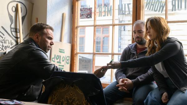 Bild 1 von 5: Erste Ermittlungen führen Kriminalkommissar Lars Pöhlmann (Dominic Boeer, l.) zum Umweltverein \