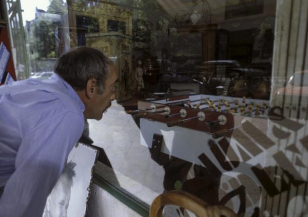 Bild 1 von 2: Peter (Peter Lustig) möchte unbedingt den Kicker, doch er hat nicht genug Geld, um ihn sich zu kaufen.