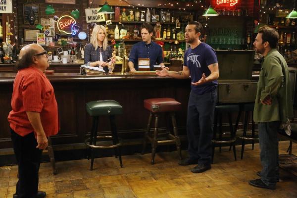 Bild 1 von 8: (v.l.n.r.) Frank Reynolds (Danny DeVito); Dee Reynolds (Kaitlin Olson); Dennis Reynolds (Glenn Howerton); Mac (Rob McElhenney); Charlie Kelly (Charlie Day)