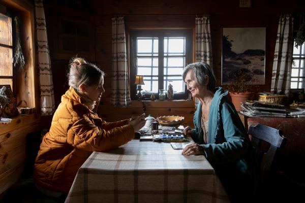 Bild 1 von 5: Ute Patterer (Alicia von Rittberg, l.) leistet Frau Gritznigg (Linde Prelog, r.) Gesellschaft.