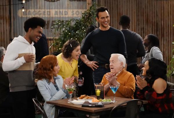Bild 1 von 12: (v.l.n.r.) Carter (Julian Gant); Sheila (Swoosie Kurtz); Kat (Mayim Bialik); Max (Cheyenne Jackson); Phil (Leslie Jordan); Randi (Kyla Pratt)