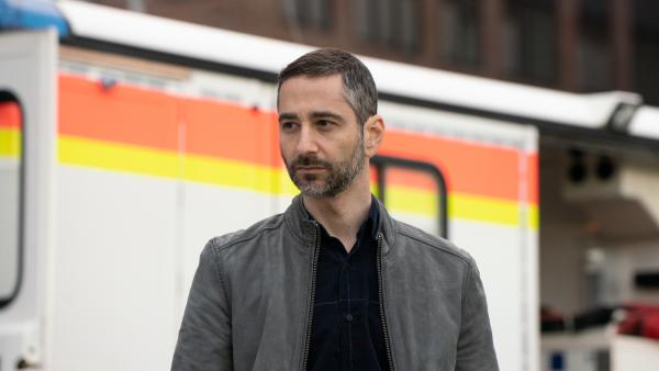 Bild 1 von 5: Tayfun Murat (Denis Moschitto) steht am Fundort der Leiche von Valerie Kruger.
