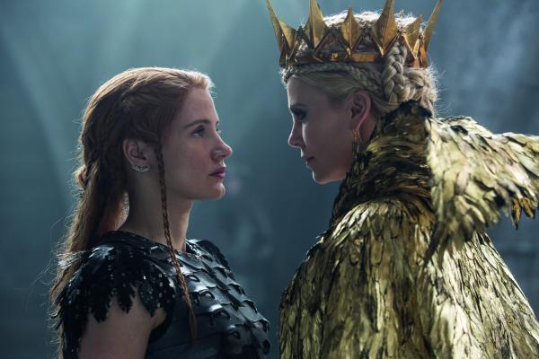 Bild 1 von 8: Kriegerin Sara (Jessica Chastain, l.); böse Königin Ravenna (Charlize Theron, r.)