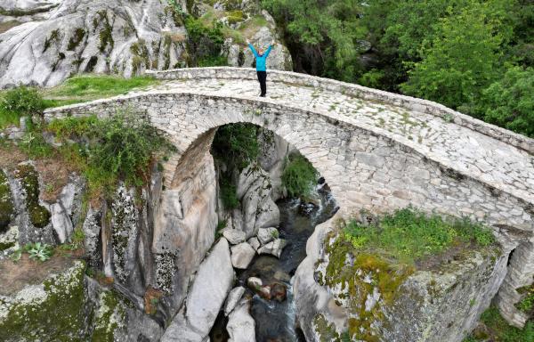 Bild 1 von 4: Nina Heins auf der Steinbrücke bei Zovikj.