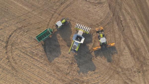 Bild 1 von 3: Das Traktor-Modell Axion 960 CEMOS wurde von einer internationalen Fachjury aus 26 Agrarjournalisten aus 25 Ländern zum \