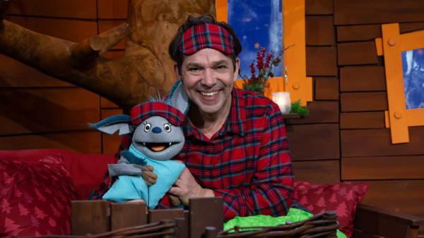 Bild 1 von 1: Juri und Fidi übernachten im Baumhaus. Fidi möchte versuchen die Wichtel diese Nacht zu sehen und filmt dafür mit dem Tablet.