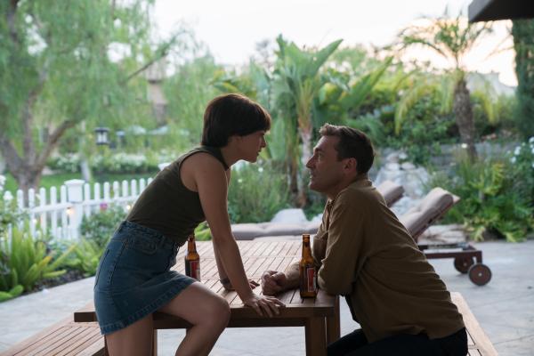 Bild 1 von 5: Lucy Cola (Natalie Portman, l.); Mark Goodwin (Jon Hamm, r.)