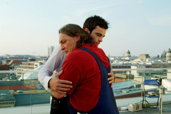 Bild 1 von 19: David (Mathis Künzler, l.) ist gerührt, als Bernds (Volker Herold, r.) ihm bei den Planungen für den Polterabend seine Sympathie bekundet.