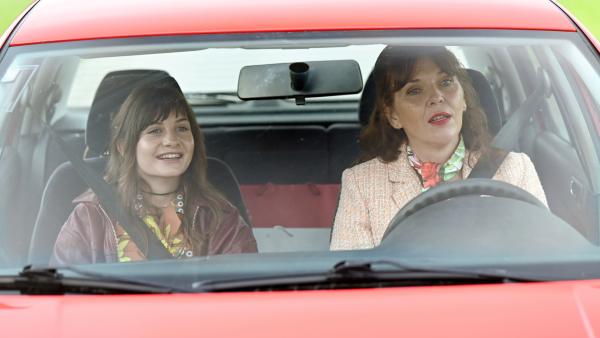 Bild 1 von 10: Ava (Cara Vondey, l.) freut sich, dass sie bei Heidrun Niedermayer (Catalina Navarro Kirner, r.) eine Mitfahrgelegenheit nach Frühling gefunden hat
