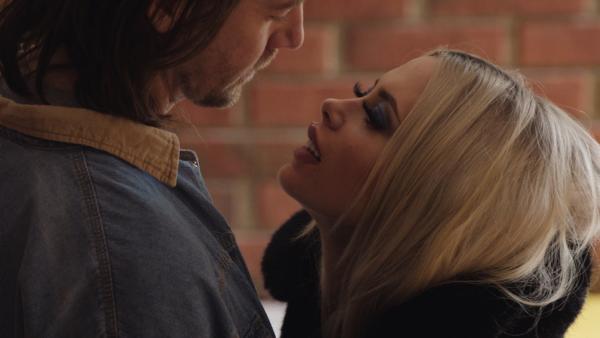 Bild 1 von 2: Nachdem sich Nikolaj (Pål Sverre Hagen) und Selina (Elli Rhiannon Müller Osborne) näher kamen, überrascht Selina Nikolaj in seinem Haus und verführt ihn.