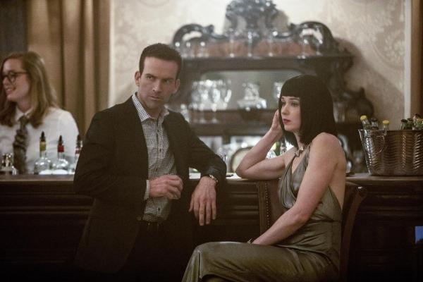 Bild 1 von 6: LaSalle (Lucas Black, l.) ermittelt undercover bei einem Pokerspiel und trifft dabei auf Amy Collins (Lucy Walters, r.) ...