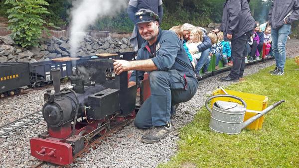 Bild 1 von 3: Lässt Kinderherzen höher schlagen: eine Fahrt mit der Miniatur-Dampflok.