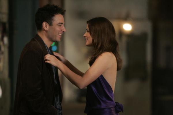 Bild 1 von 28: Die Freude bei Ted (Josh Radnor, l.) ist groß, als er plötzlich Robin (Cobie Smulders, r.) sieht ...