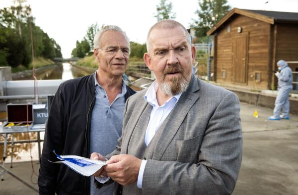 Bild 1 von 2: Am Randkanal wurde die Tote ins Wasser geworfen. Eine Kette, die Lara Krohn gehörte, konnte hier sichergestellt werden. Die Kommissare Max Ballauf (Klaus J. Behrendt, l) und Freddy Schenk (Dietmar Bär) schauen sich weiter um.