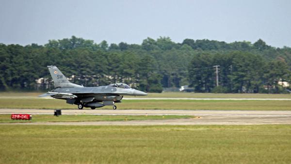 Bild 1 von 2: Obwohl die F-16 als Mehrzweckkampfflugzeug eingesetzt wird, entspricht ihre dynamische Form eher einem Jagdflieger.