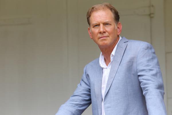 Bild 1 von 13: Elias Thomson (James Wilby) war der Besitzer einer erfolgreichen Rumbrennerei. Um seinen Arbeitern die Angst vor dem Geist Mama Beth zu nehmen, organisierte er eine Séance zur Vertreibung des Geistes. Doch die Aktion endete tödlich für Elias.