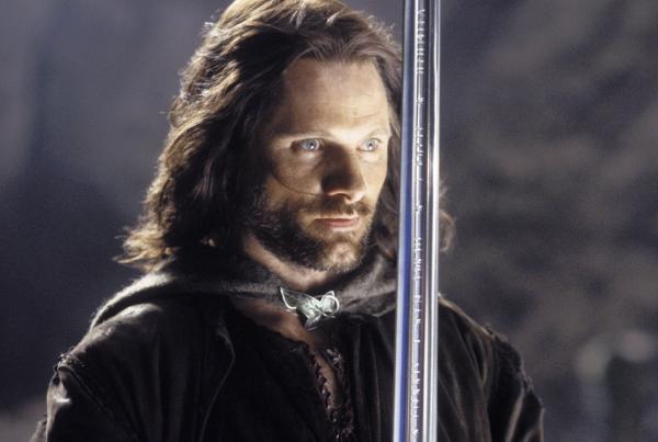 Bild 1 von 17: Über das einst mächtige Reich wacht ein mutloser Verwalter. Aragorn (Viggo Mortensen) ist der einzige, der sein Volk noch vor Sauron retten kann ...