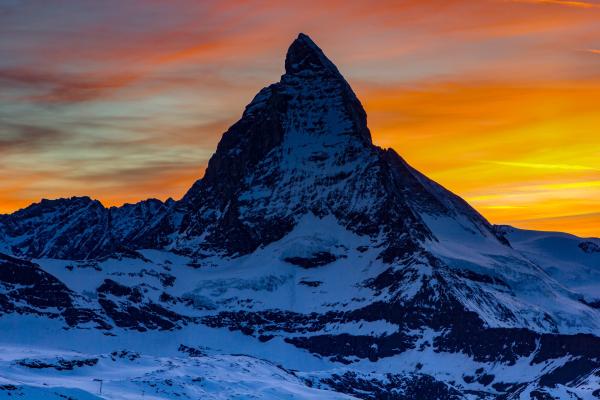 Bild 1 von 12: Das Schweizer Matterhorn. Der schroffe Viertausender in den Zentralalpen ist auch geologisch etwas Besonderes. Seine steil aufragende Spitze mit ihrer charakteristischen Form besteht aus afrikanischem Gneis.