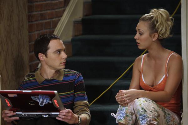 Bild 1 von 20: Als Penny (Kaley Cuoco, r.) Leonard, Sheldon, Howard und Raj ihren neuen Freund Eric vorstellt, beschließt Leonard, sich auf eine Beziehung mit seiner Kollegin Leslie Winkle einzulassen. Sheldon (Jim Parsons, l.) kann es nicht fassen, schließlich ist Leslie seine Erzfeindin, die ihn bei jeder Gelegenheit beleidigt ...