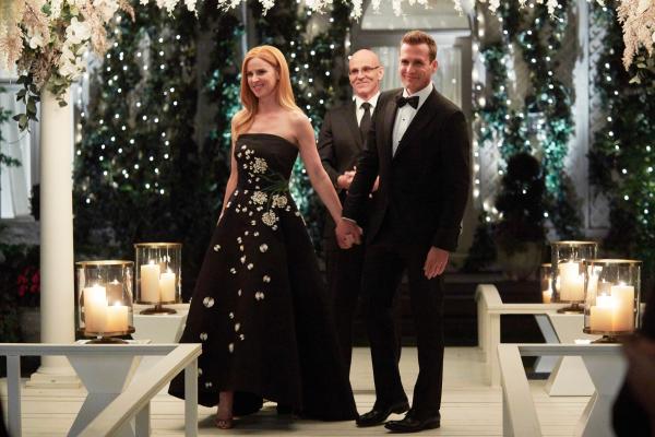 Bild 1 von 2: Wenn Träume wahr werden: nach so vielen Jahren finden Donna (Sarah Rafferty, l.) und Harvey (Gabriel Macht, r.) als Liebespaar zueinander. Spontan krönen sie ihre Liebe mit ihrer Vermählung.