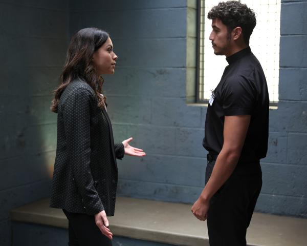 Bild 1 von 3: Officer Angela Lopez (Alyssa Diaz) stellt ihren Bruder Damian Lopez (Julio Macias), der als Priester tätig ist, auf dem Polizeirevier zur Rede.
