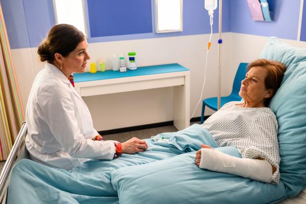 Bild 1 von 5: Von links: Dr. Nadira Abbas (Yasmina Djaballah), Maria Fassbender (Juliane Meyerhoff)