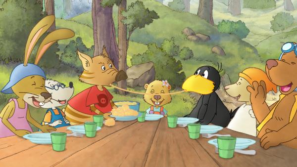 Bild 1 von 4: Socke und Stulle streiten um die Nudeln.