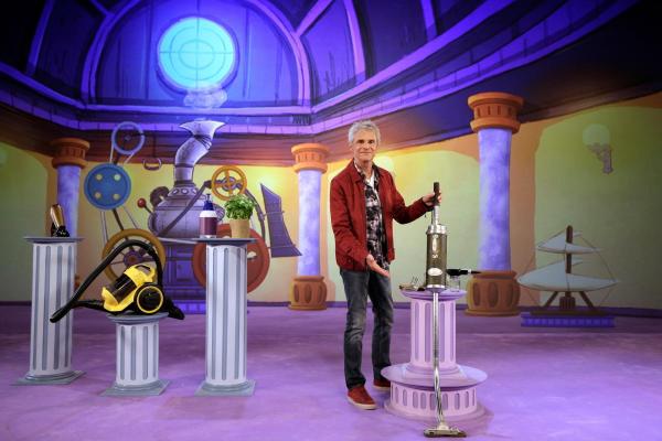 Bild 1 von 13: Im Bild: Thomas Brezina mit dem Fönsprühstaubsauger.