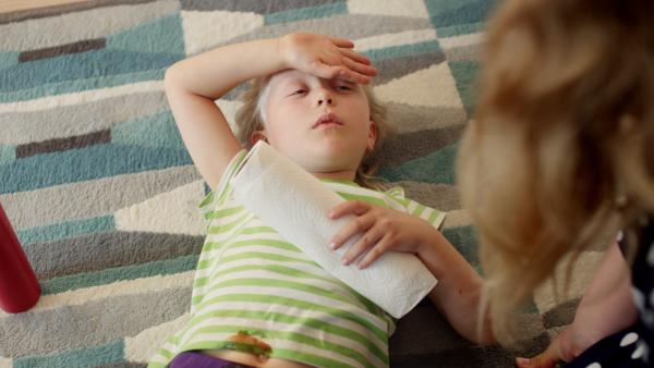 Bild 1 von 4: Vilda (Sofia Sittnikow) simuliert Bauchschmerzen.