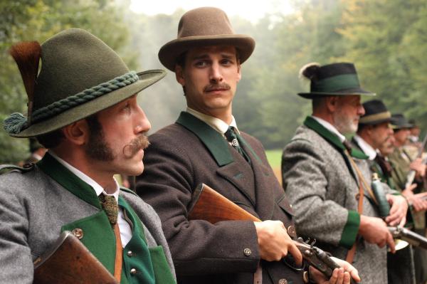 Bild 1 von 4: Im Bild: Karl Markovics (Bombelles), Max von Thun (Rudolf).