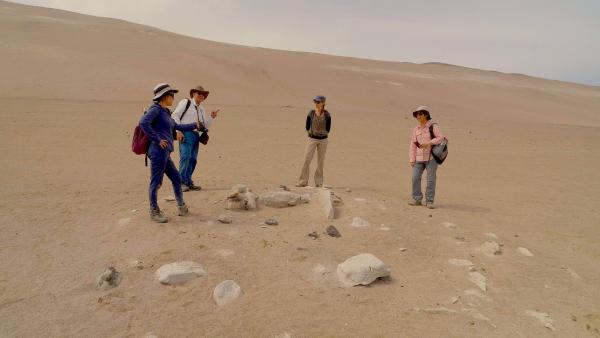 Bild 1 von 20: Im Bild: Ein Team von Archäologen unter Leitung der Archäologin Daniela Valenzuela (li.) in der Atacama-Wüste nahe der Stadt Arica im Norden Chiles. Das Team ist auf der Suche nach Spuren, die Auskunft über die rätselhaften Geoglyphen der Atacama-Wüste geben.