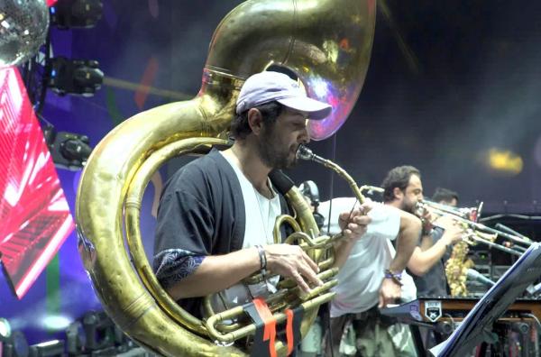 Bild 1 von 3: In Istanbul greift eine neue Generation von Musikern die Tradition des Anadolu Rock auf und singt für eine Jugend, die nach Freiheit strebt.