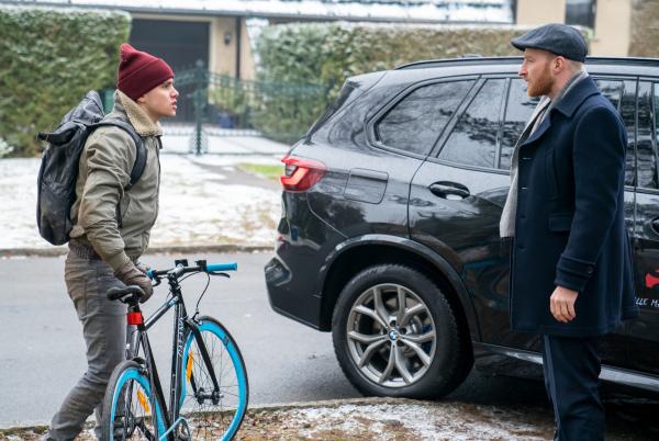 Bild 1 von 10: Der Klimaaktivist Finn Berger (Louie Betton, l.) wird kurz vor seinem Verschwinden von dem Autohausbesitzer Jens Ehrenberg (Lukas Turtur r.) gestoppt und zur Rede gestellt.