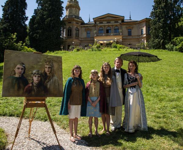 Bild 1 von 15: Janina Fautz (Eva Wagner, jung), Noah Joel Kraus (Siegfried Wagner, jung), Thalia Neumann (Isolde Wagner, jung), Justus von Dohnányi (Richard Wagner), Iris Berben (Cosima Wagner).