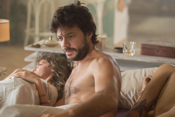 Bild 1 von 5: Verónica (Irene Arcos, l.); -scar (Ãlvaro Morte, Mitte)