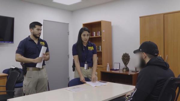 Bild 1 von 2: In einem Verhörraum befragen Ermittler der PDI einen Verdächtigen am Flughafen von Santiago de Chile.