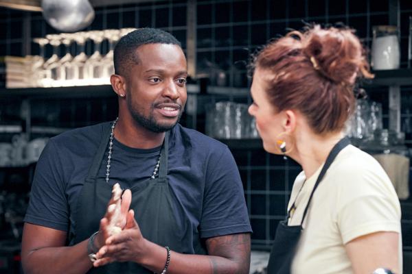 Bild 1 von 2: Charles Nguela und Nicole Freudiger in der Backküche.
