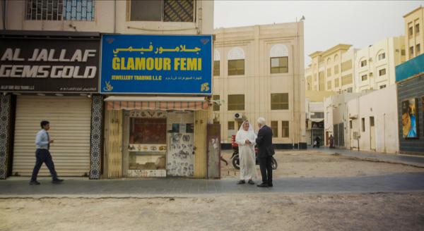 Bild 1 von 5: Jeffrey Rhodes unterhält sich mit einem Geschäftsmann auf dem Gold Souk in Dubai.