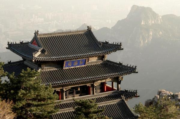 Bild 1 von 3: Chinesische Kalligrafie ist die Schnittstelle von Schrift und Kunst. Sie war bis Mitte des 20. Jahrhunderts den oberen Gesellschaftsschichten vorbehalten.