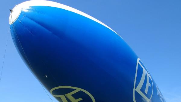 Bild 1 von 3: Die elegante Bugpartie des Zeppelin NT steht für modernste Luftfahrttechnik und große Emotionen - ein einzigartiges Fluggerät, das Tradition und Zukunft in den Himmel trägt.