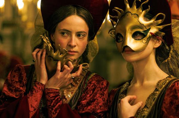 Bild 1 von 4: Meg Douglas (Adnes O'Casey, li.) und Mary Fitzroy (Viola Prettejohn, re.) schauen aufmerksam den Gästen des Maskenballs zu.