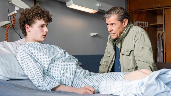 Bild 1 von 9: Im Bild: Finn (Sven Martinek, r.) tut es leid, dass er Arthur Grün (Nico Ramon Kleemann, l.) angeschossen hat. Dennoch muss er wissen, warum der Junge eine Waffe bei sich hatte?